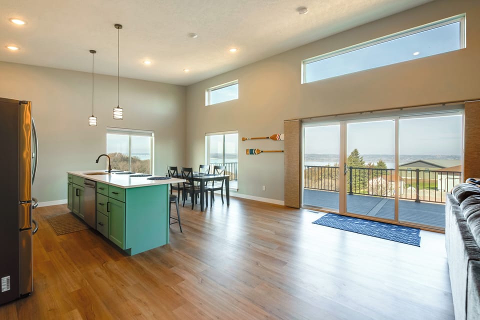Kitchen & Dining Area