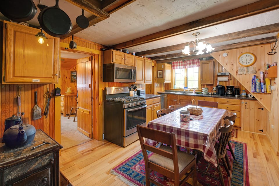 Kitchen | Cooking Basics | Dining Area | Dishes & Flatware Provided