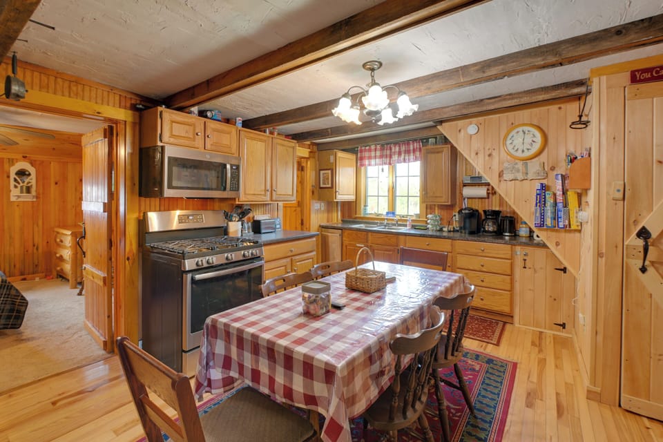 Kitchen & Dining Area | 2-Story Home