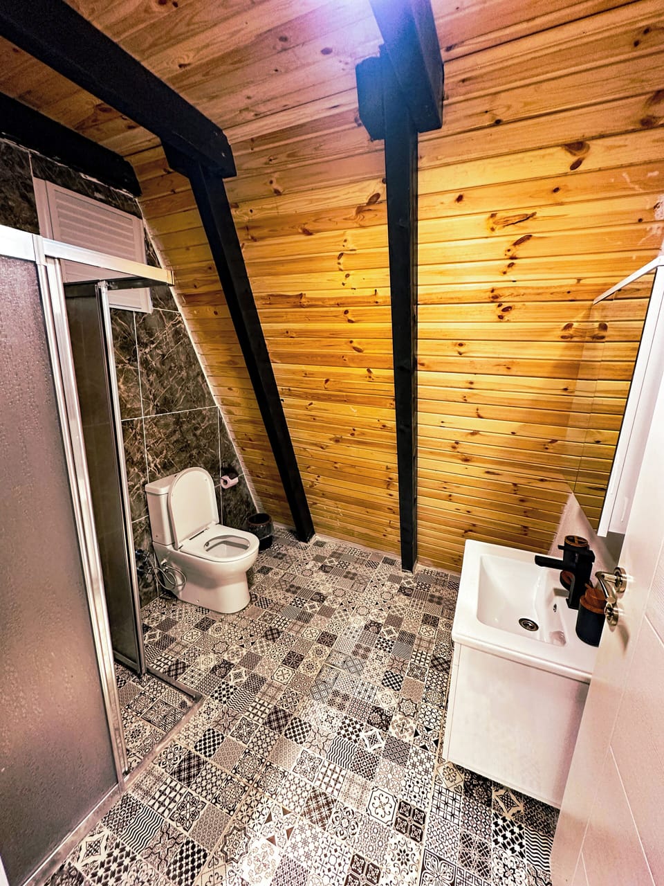 Superior Suite | Bathroom | Shower, free toiletries, bathrobes, slippers