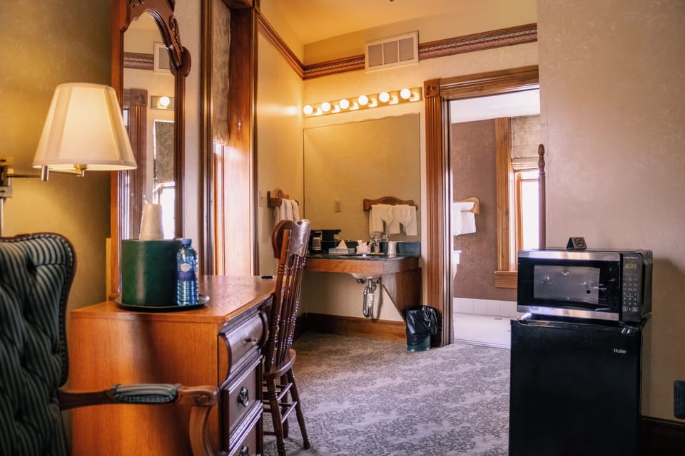 Deluxe Room, 1 Queen Bed, Refrigerator | Room amenity