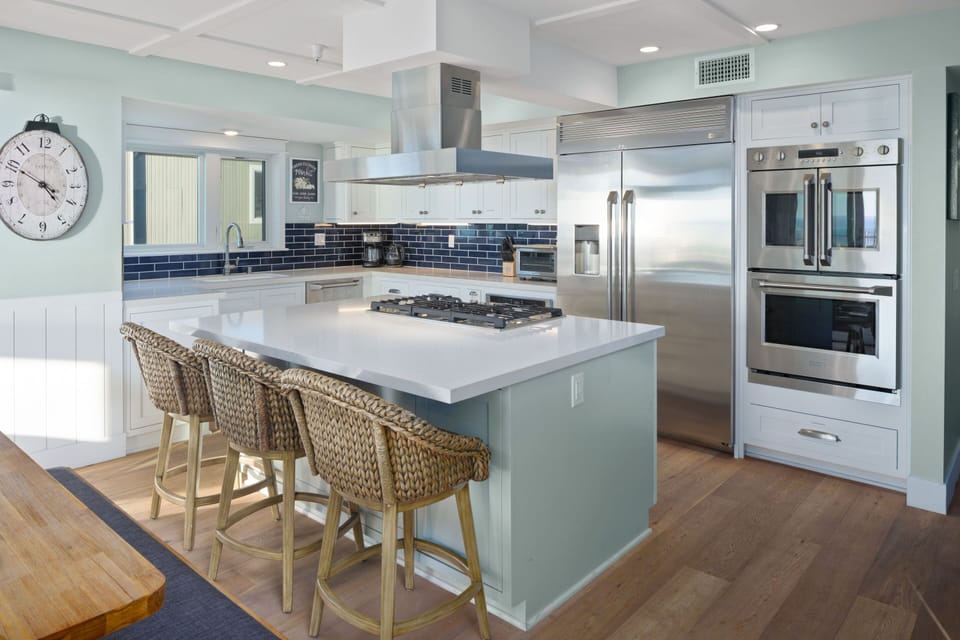 Enjoy high-end stainless steel appliances, designer cookware, modern tiling, and a full set of utensils—all included for your stay.