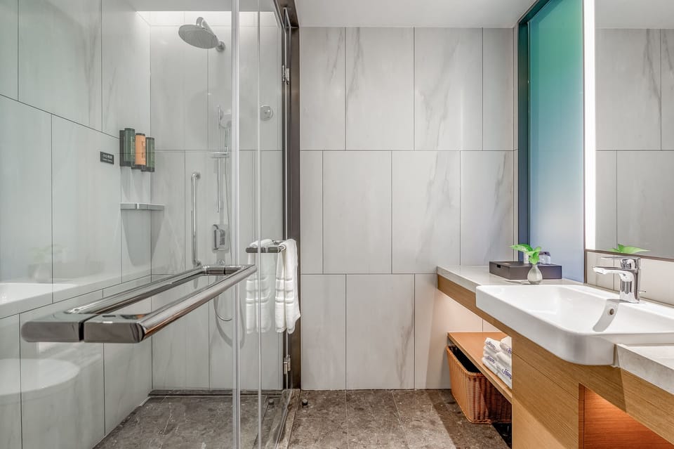 Superior Double Room | Bathroom | Shower, hydromassage showerhead, free toiletries, hair dryer