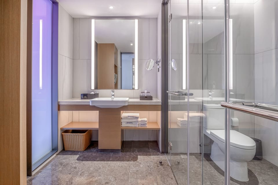 Comfort Single Room, 1 Queen Bed | Bathroom | Shower, hydromassage showerhead, free toiletries, hair dryer