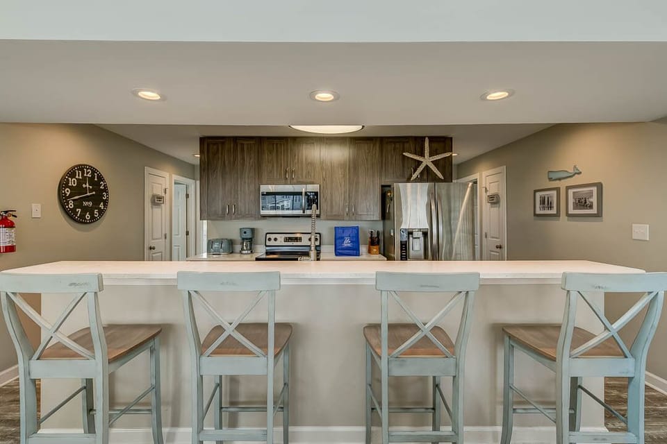 Top-Level Kitchen with Bar (seats 4)