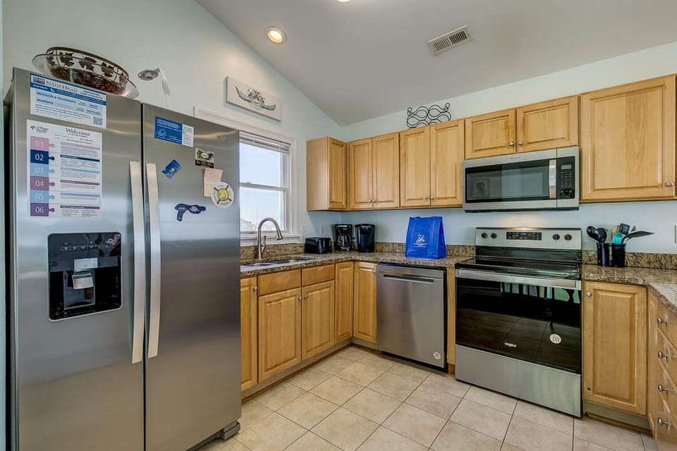Top-Level Kitchen with Bar (seats 4)