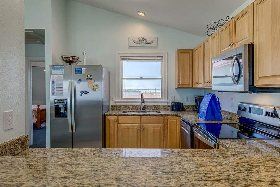 Top-Level Kitchen with Bar (seats 4)