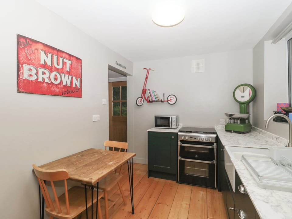 Cottage | Private kitchen | Fridge, electric kettle, toaster, cookware/dishes/utensils
