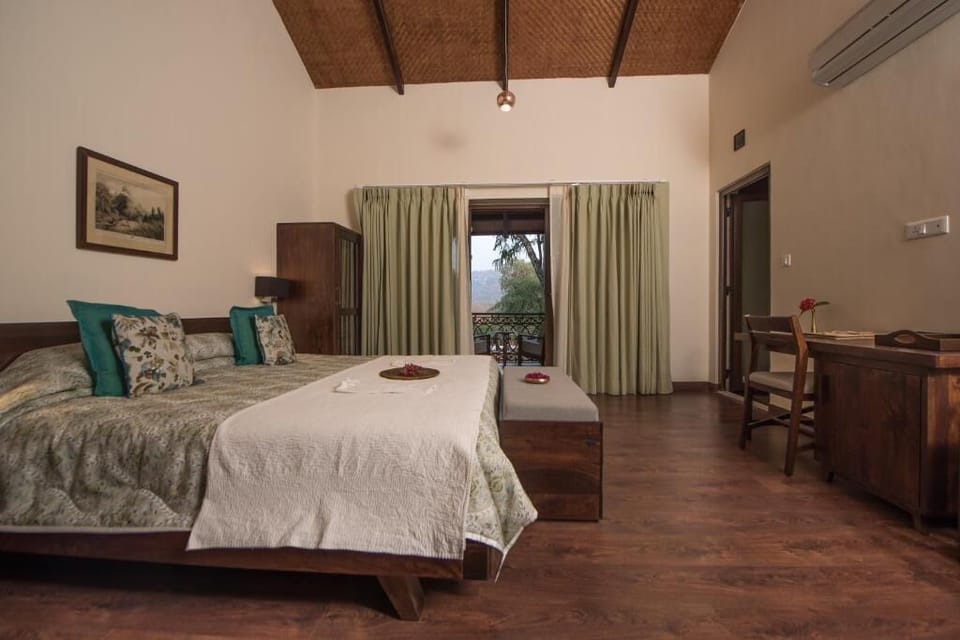 Premium bedding, desk, blackout drapes, WiFi (free)