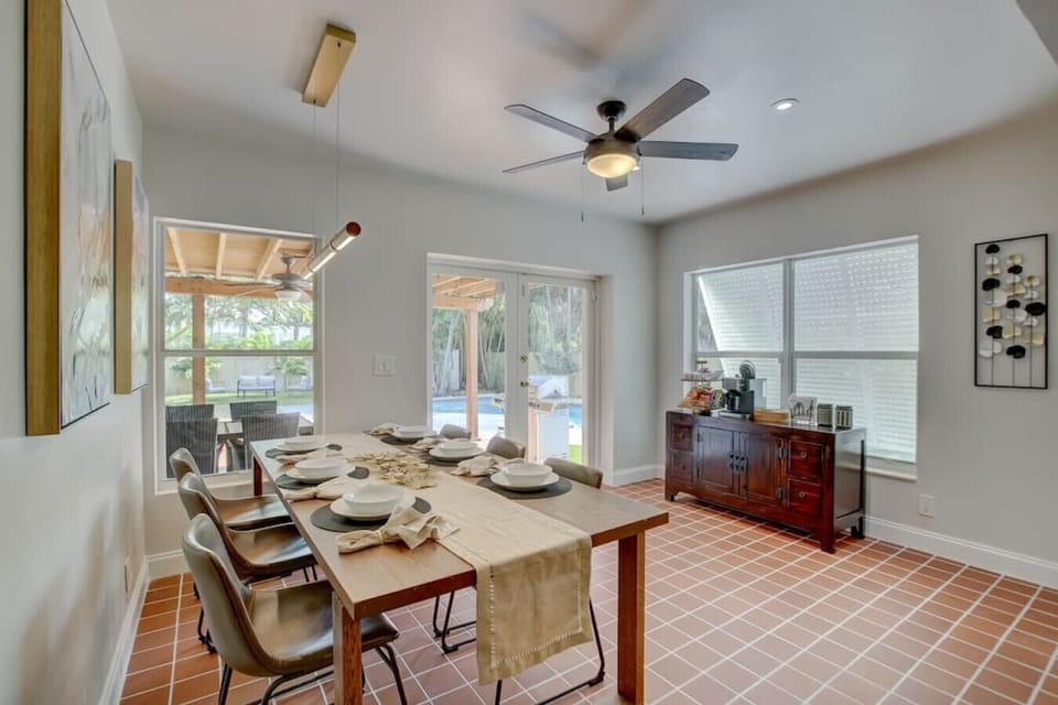 A Dining Table for 6: Ready to welcome guests and create lasting memories.