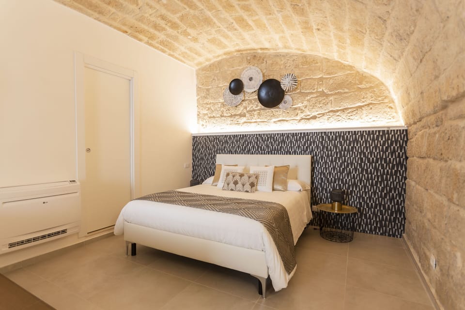 Luxury Suite | Hypo-allergenic bedding, memory foam beds, minibar, desk
