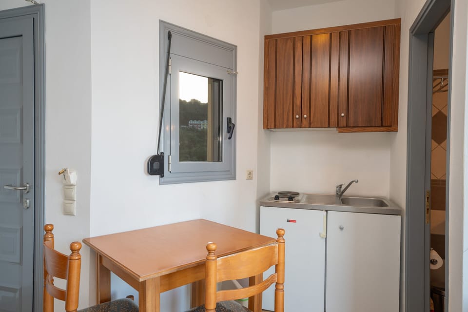 Studio | Private kitchenette | Mini-fridge, dining tables