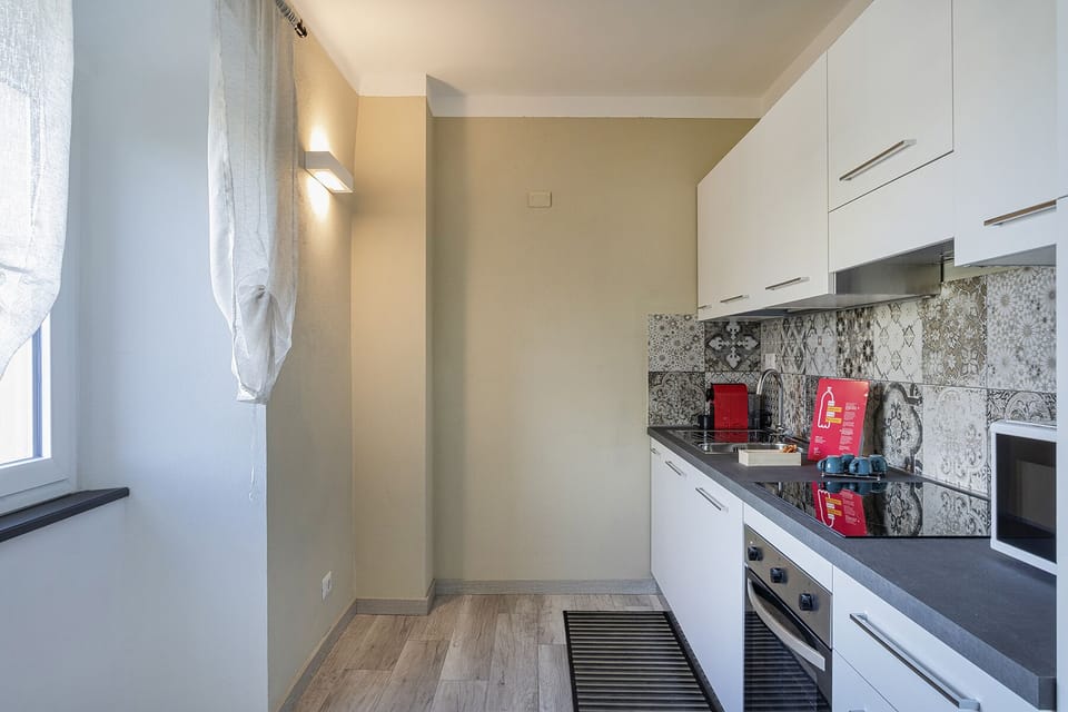 City Apartment | Private kitchen | Full-size fridge, microwave, oven, stovetop
