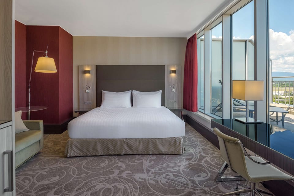 Hypo-allergenic bedding, minibar, in-room safe, desk