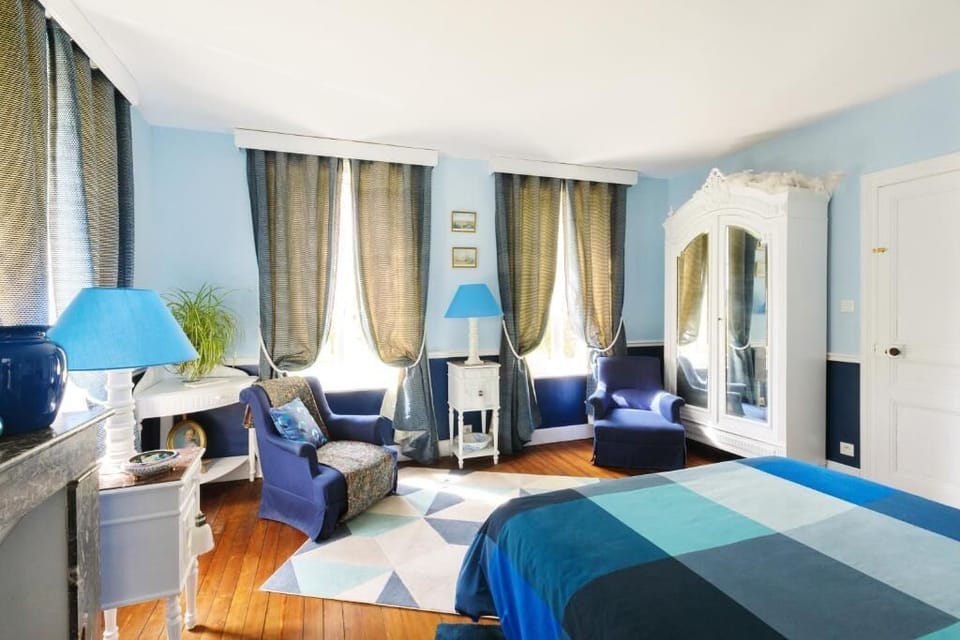 Chambre Grand Siècle | Laptop workspace, soundproofing, free WiFi, bed sheets