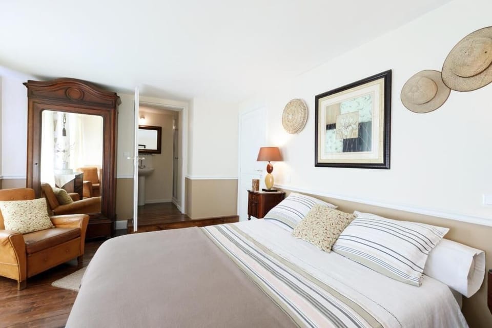 Chambre Retour d'Afrique | Laptop workspace, soundproofing, free WiFi, bed sheets