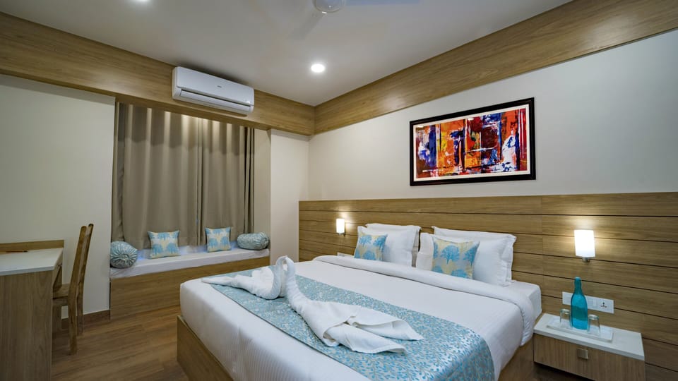 Executive Queen Room | Premium bedding, desk, laptop workspace, soundproofing