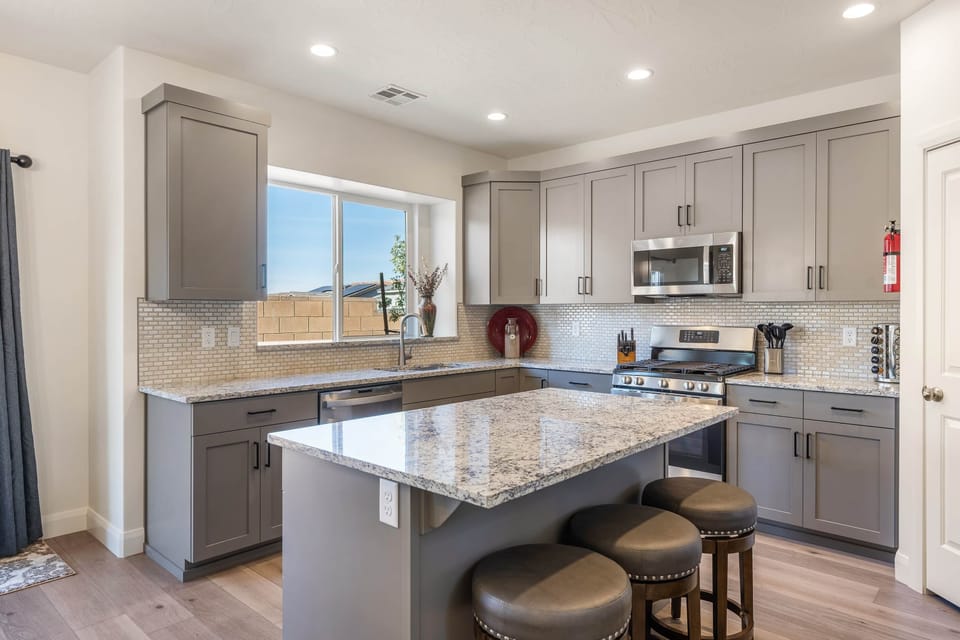 House, 4 Bedrooms | Private kitchen | Fridge, oven, coffee/tea maker, toaster