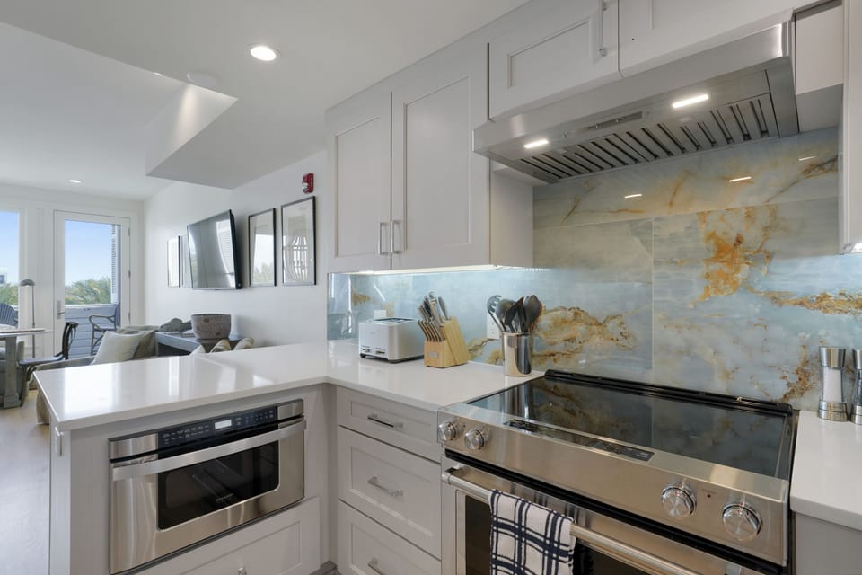 INCREDIBLE GLASS TILE, ALL STAINLESS STEEL NEW APPLIANCES