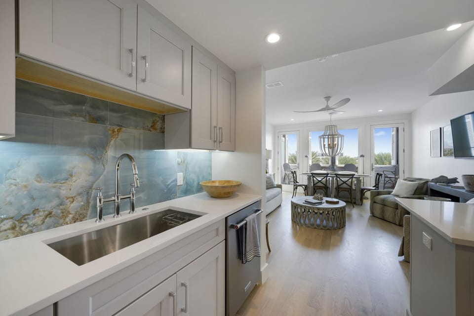 STUNNING QUARTZ COUNTER TOPS AND GLASS TILE