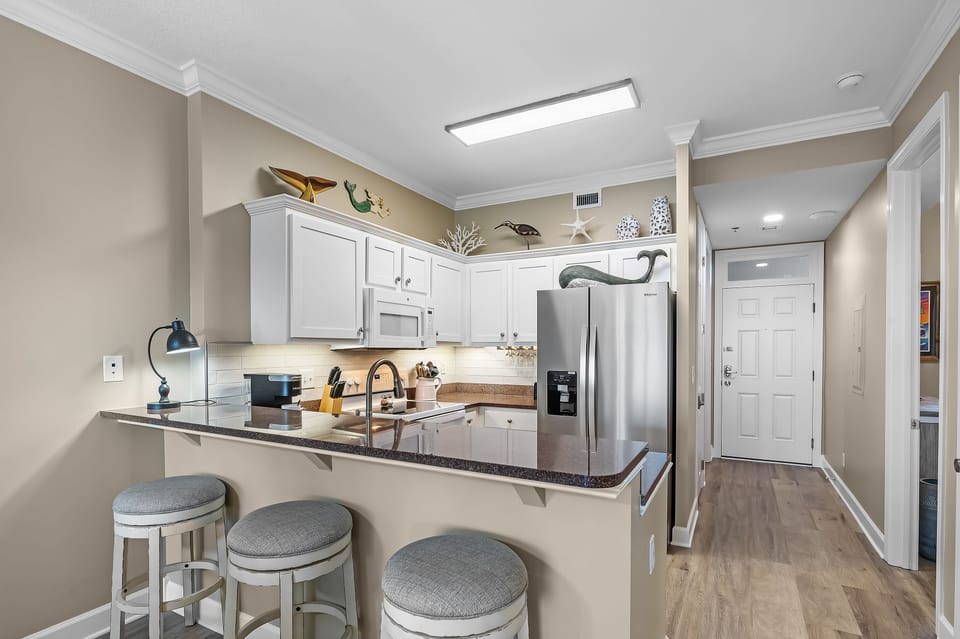 Kitchen bar with 3 bar stools.