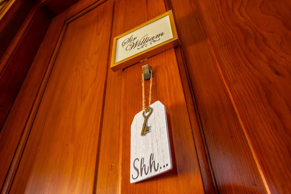 Florence Single King | Individually decorated, individually furnished, desk, laptop workspace