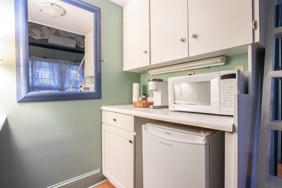 Garden Cottage | Individually decorated, individually furnished, desk, laptop workspace