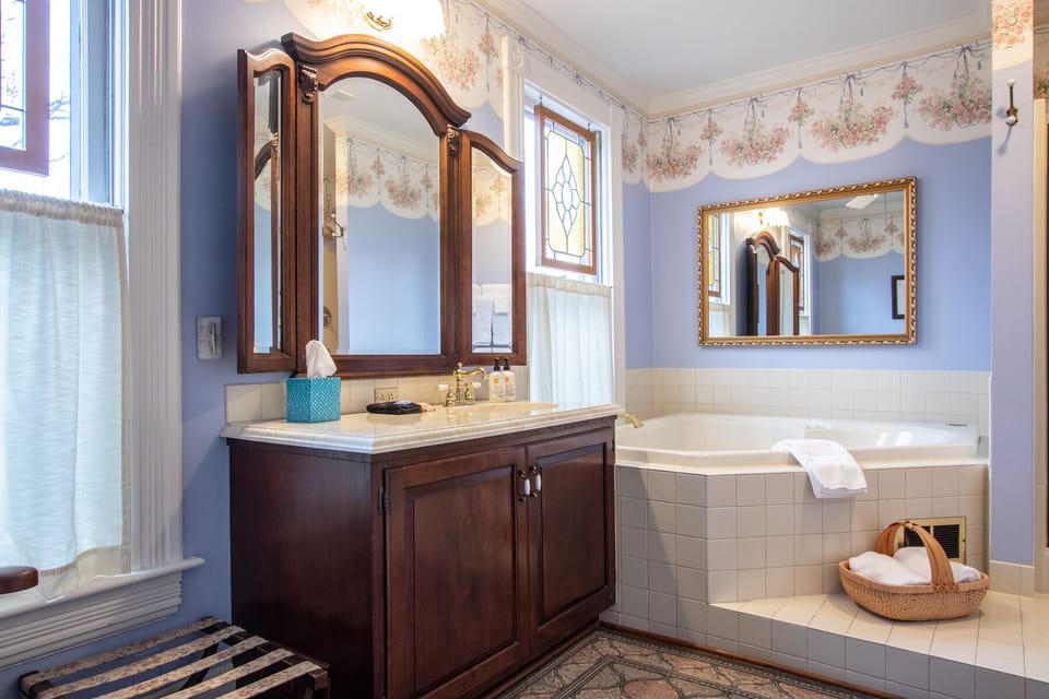 Julia Single Queen | Bathroom | Free toiletries, hair dryer, bathrobes, towels