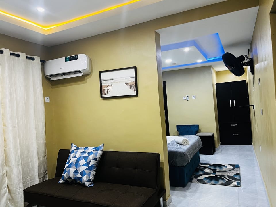 Executive Suite | Living area | 32-inch Smart TV with satellite channels, computer monitors