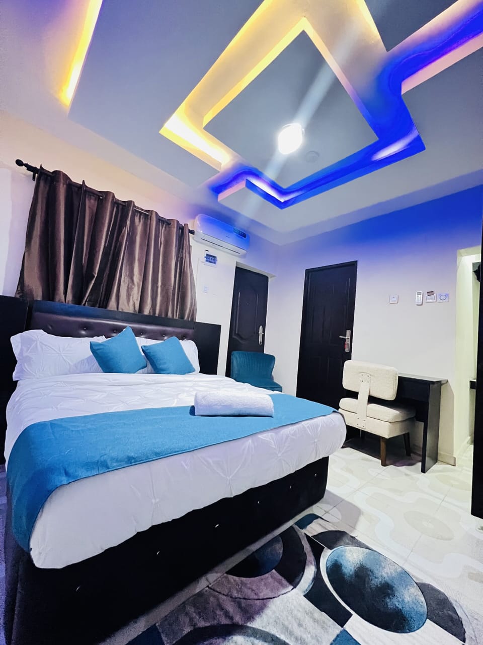 Deluxe Room | Desk, laptop workspace, blackout drapes, free WiFi