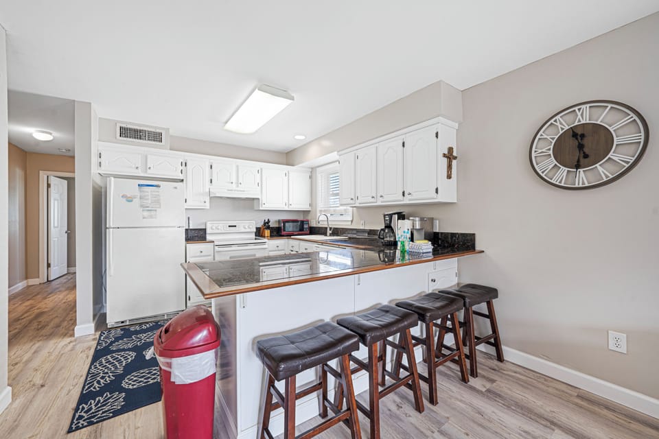Comfort Duplex, 3 Bedrooms, Balcony | Private kitchen | Fridge, microwave, oven, stovetop