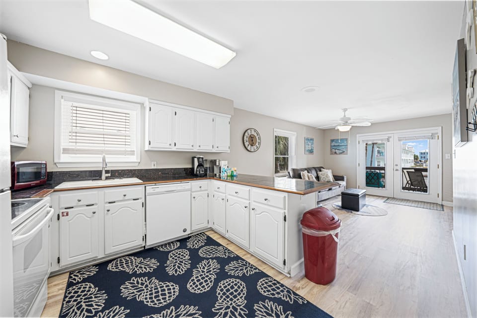 Comfort Duplex, 3 Bedrooms, Balcony | Private kitchen | Fridge, microwave, oven, stovetop