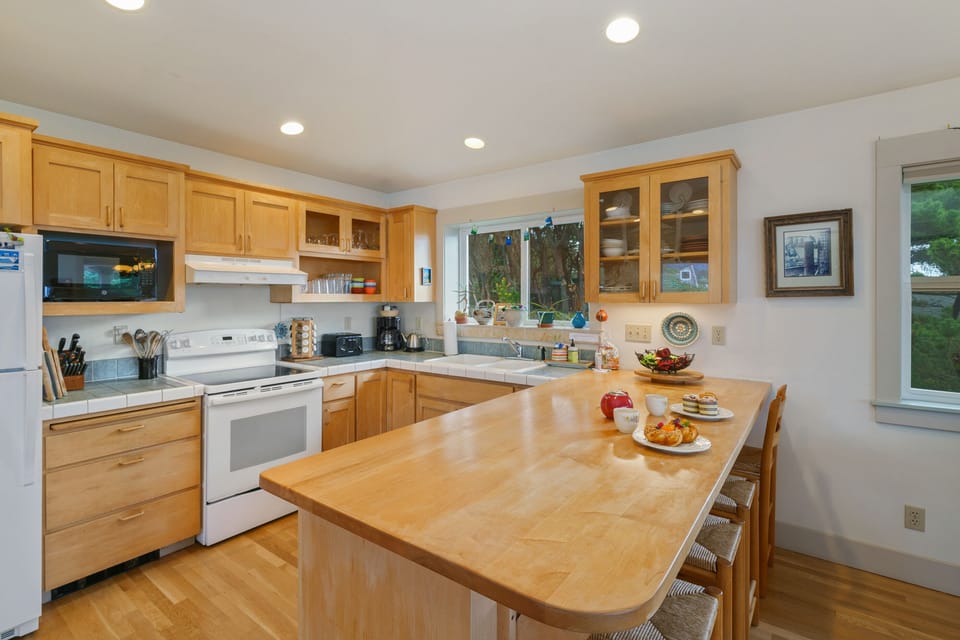 Fully equipped Kitchen with bar seating