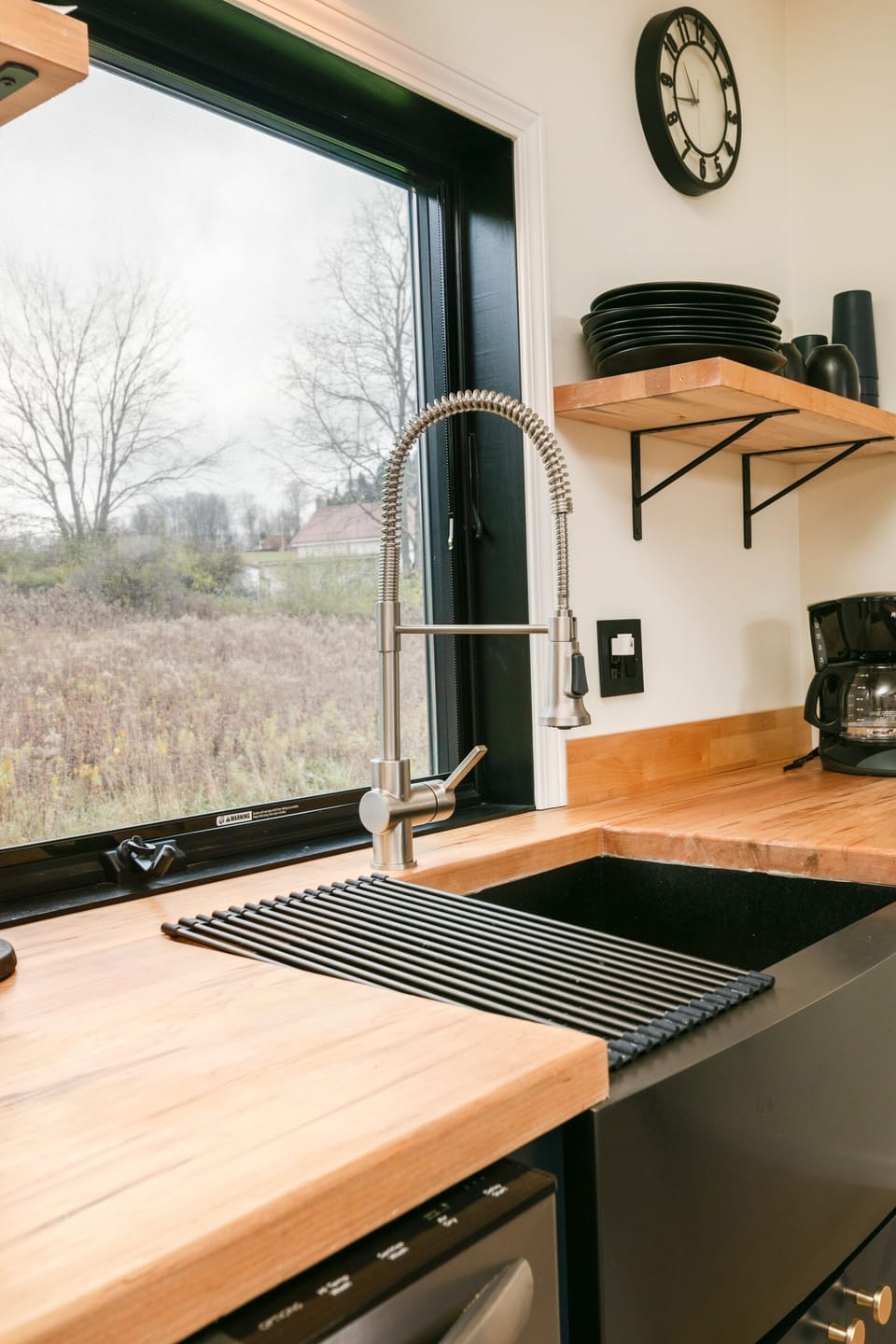 Coffee pot with basket filter 