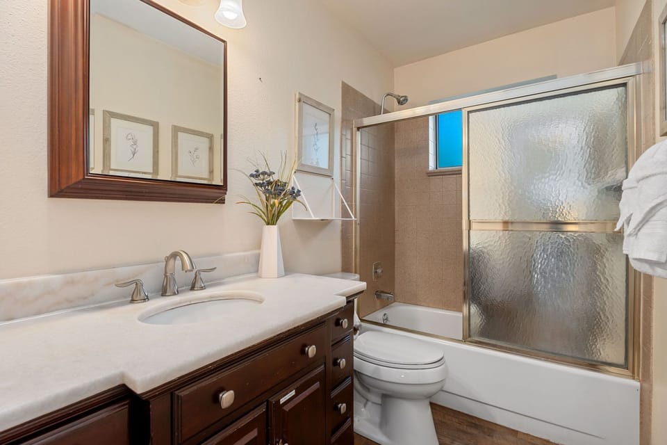 Bathroom 1 | Full Bath with Tub/Shower Combo (upper level)
