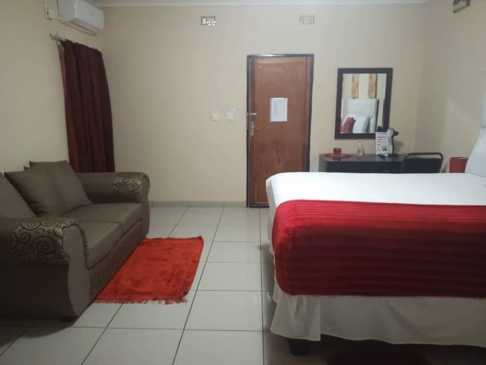 Executive Room | 1 bedroom, minibar, laptop workspace, iron/ironing board (on request)
