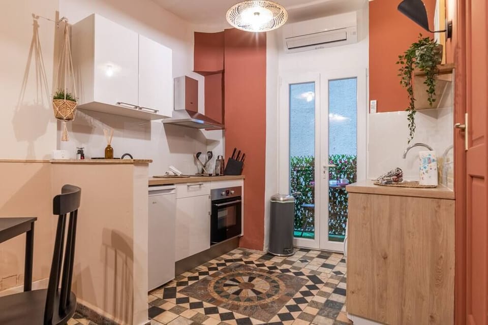 Well equipped kitchen (1)