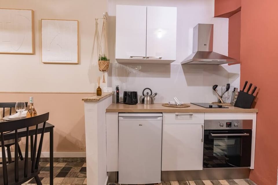 Well equipped kitchen (2)