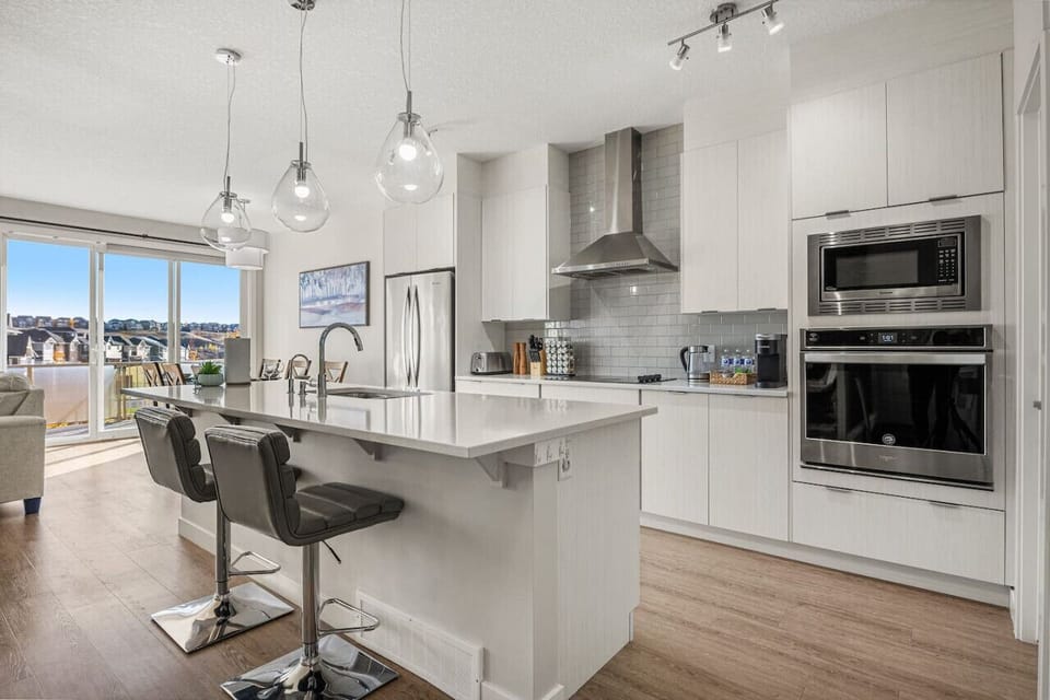 Modern and roomy fully equipped kitchen with knife set, keurig coffee machine (coffee pods included), tea, electric kettle, dishwasher, and more!