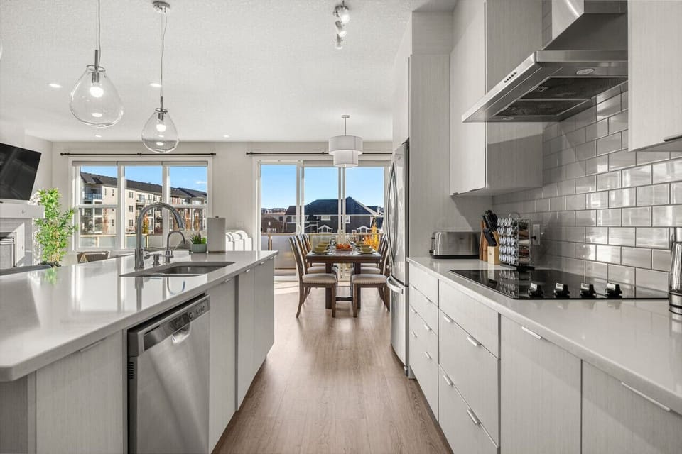 Modern and roomy fully equipped kitchen with knife set, keurig coffee machine (coffee pods included), tea, electric kettle, dishwasher, and more!