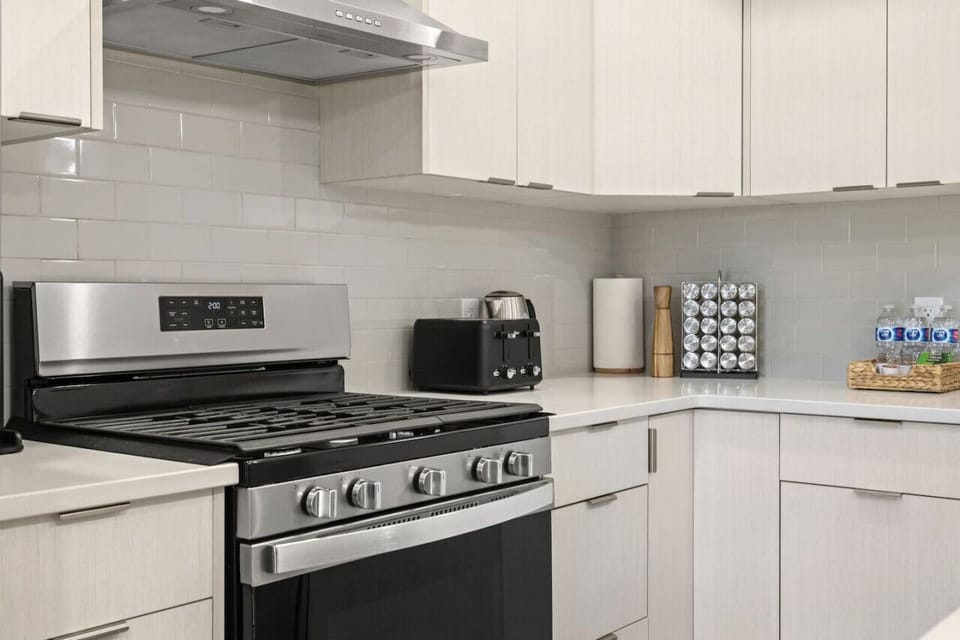 Fully equipped kitchen with knife set, keurig coffee machine (coffee pods included), tea, electric kettle, dishwasher, and more!