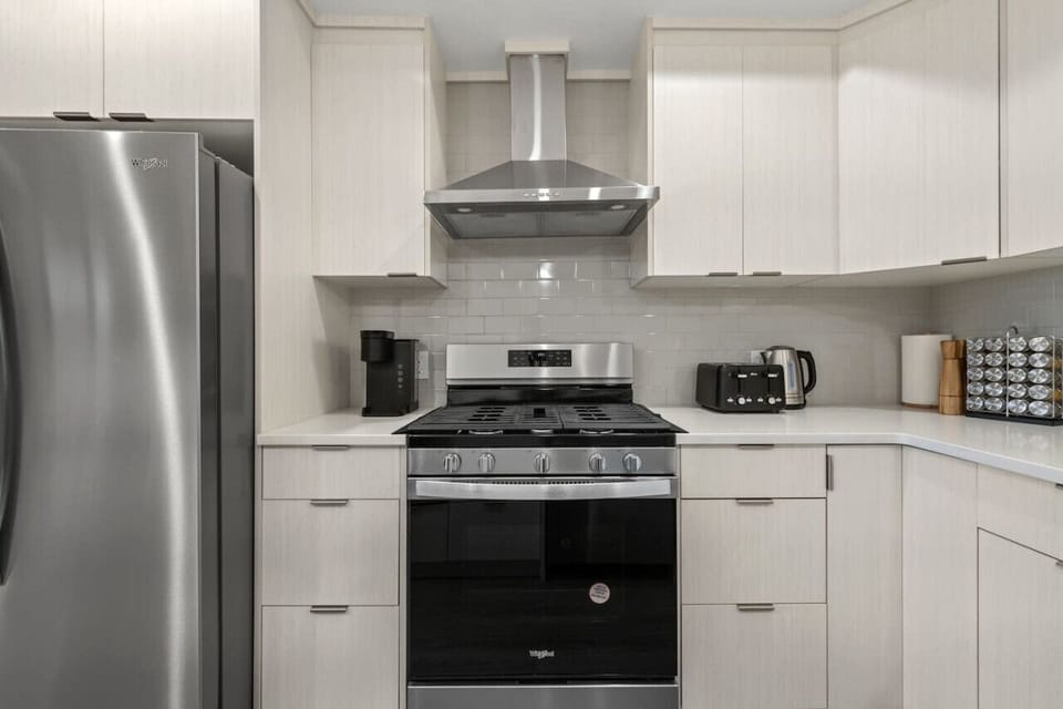 Fully equipped kitchen with knife set, keurig coffee machine (coffee pods included), tea, electric kettle, dishwasher, and more!