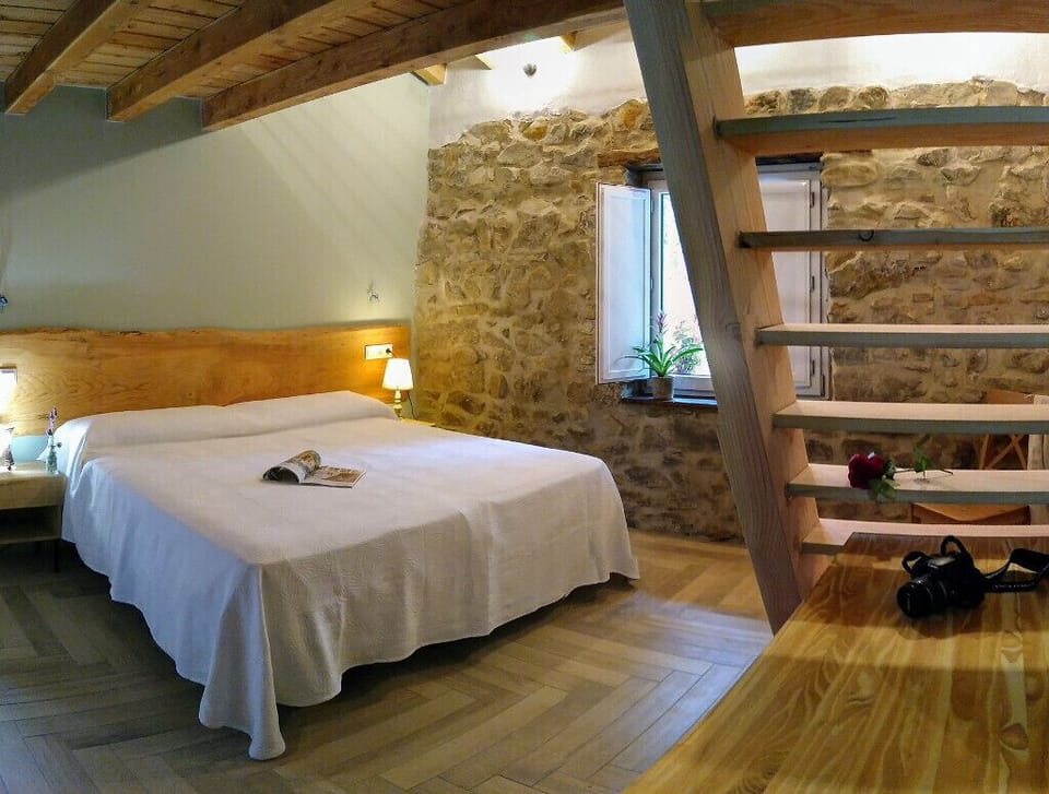 Superior Room, 1 King Bed | 1 bedroom, individually decorated, individually furnished, desk