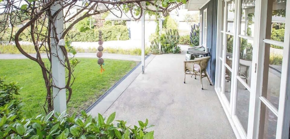 Botanical Oasis located 100 metres from the ocean