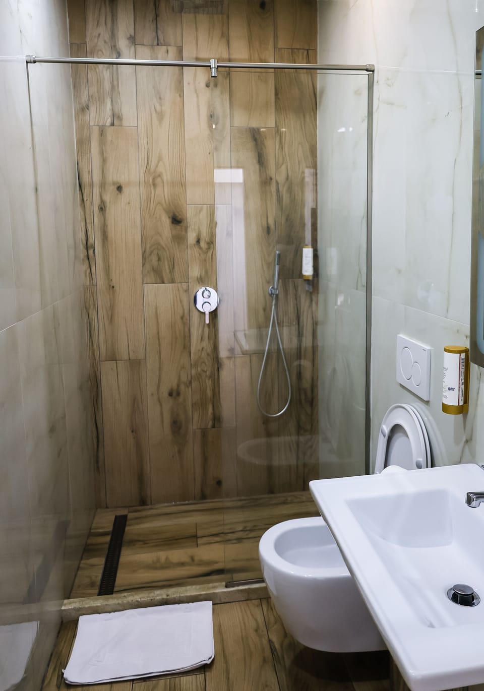 Comfort Double Room, 1 Queen Bed, Beach View | Bathroom | Rainfall showerhead, free toiletries, hair dryer, slippers