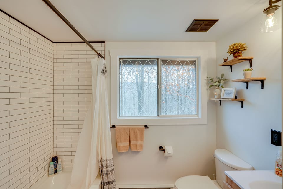 Full Bathroom | 2nd Floor | Complimentary Toiletries