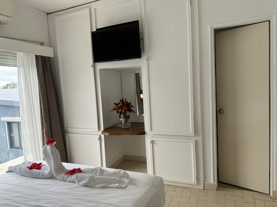 Family Suite | Desk, laptop workspace, WiFi (free), bed sheets