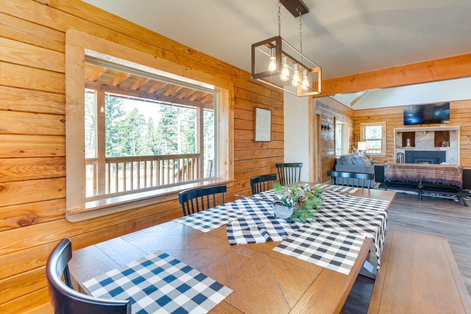 Dining Area | Dishware & Flatware Provided