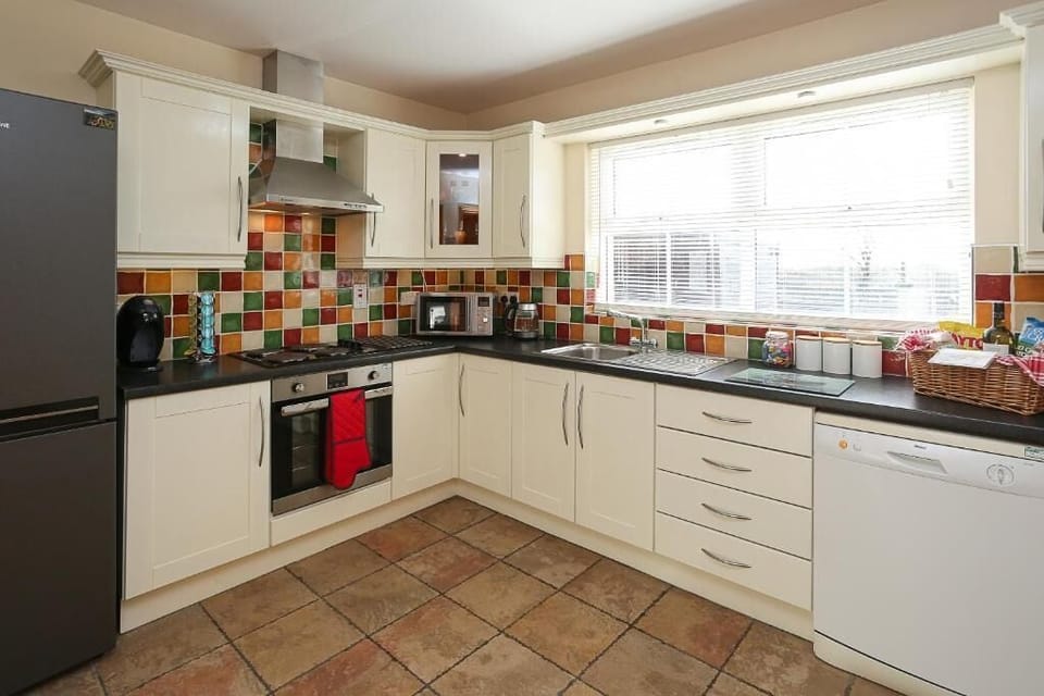 Coffee/tea maker, fridge, microwave, dishwasher