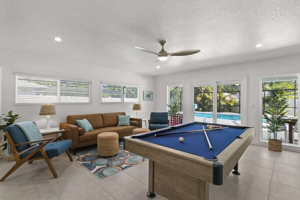 Lounge Area with Pool Table